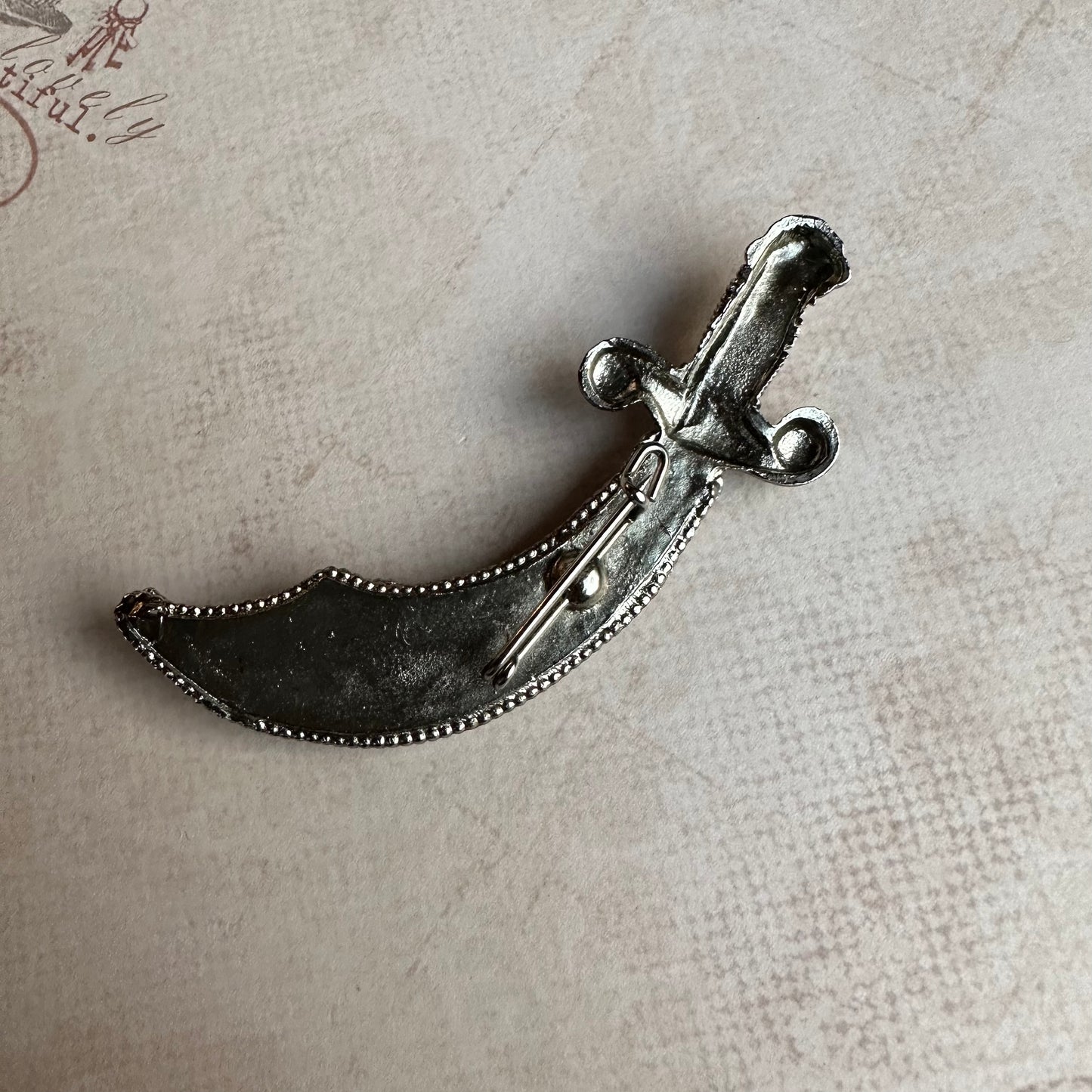 Cabochon Taşlı Vintage Kılıç Broş