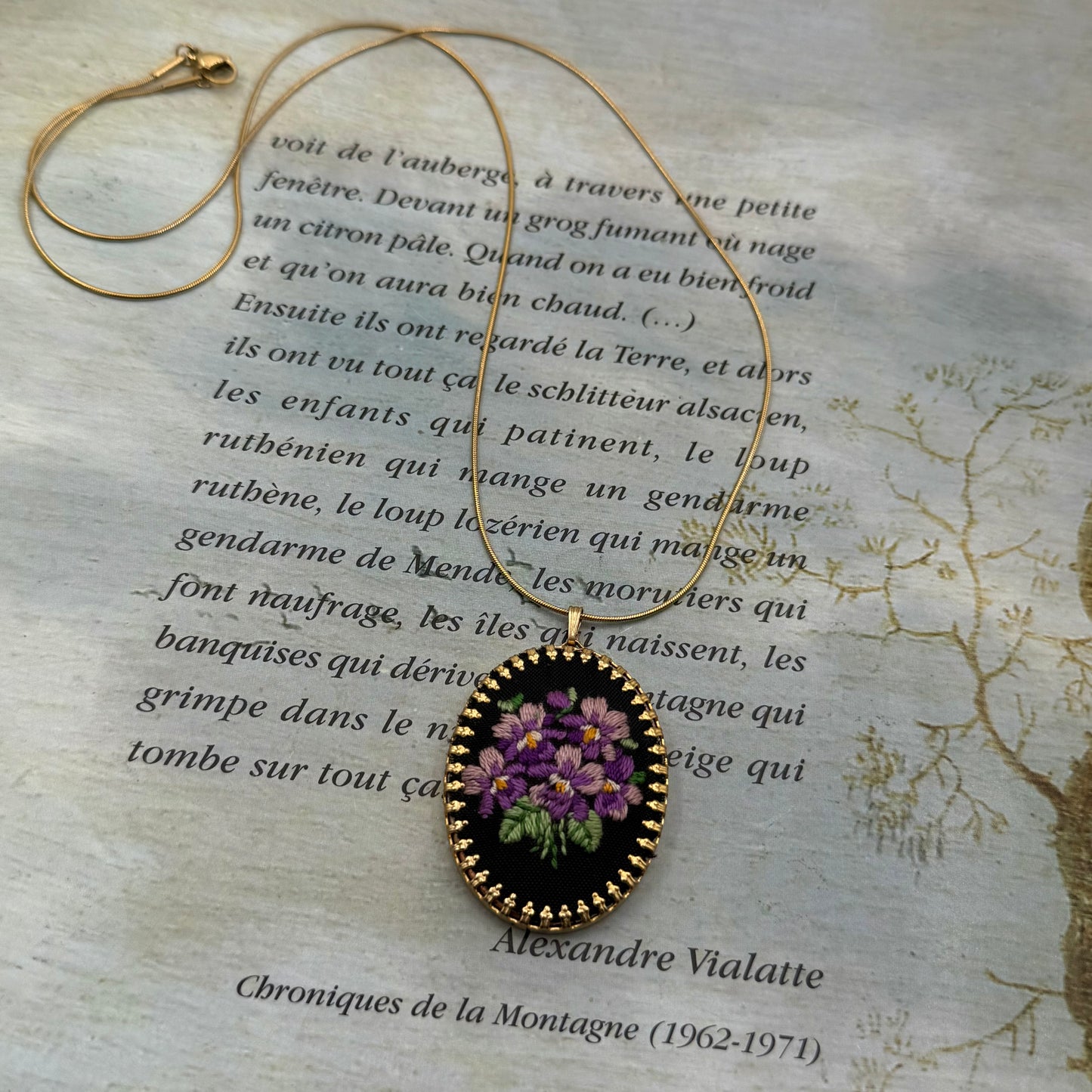 Vintage Nakış İşlemeli Kolye