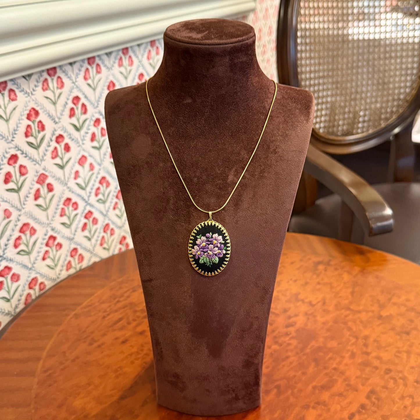 Vintage Nakış İşlemeli Kolye