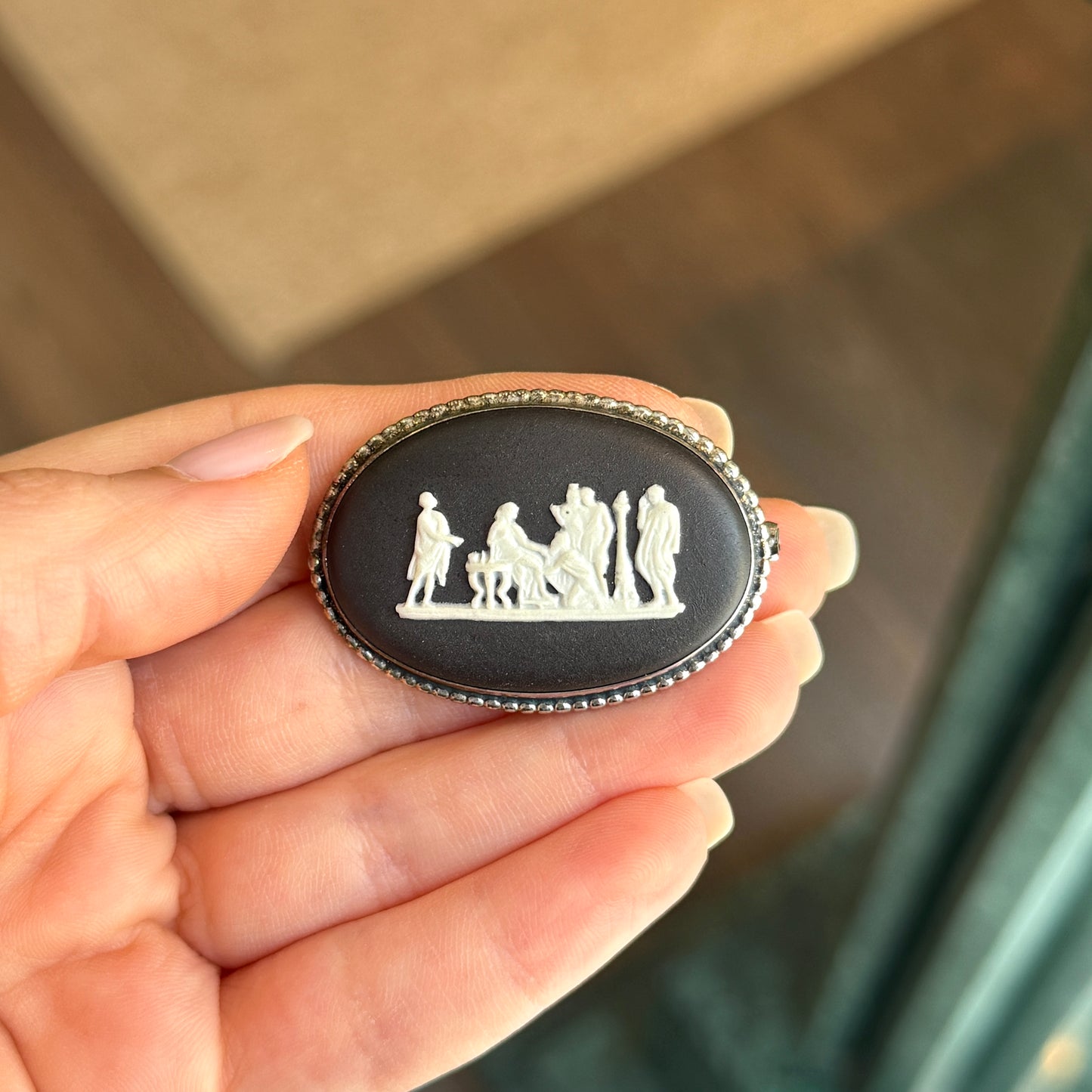Wedgwood İmzalı Broş