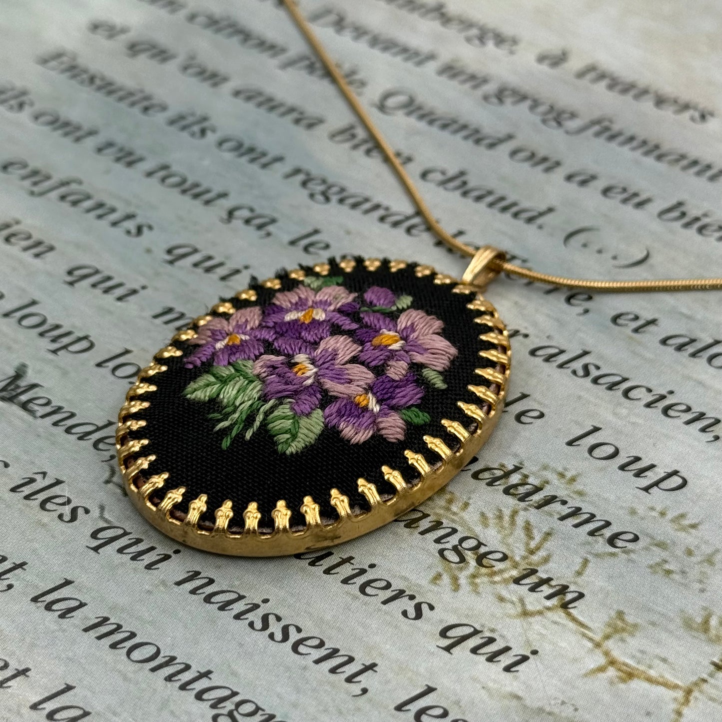 Vintage Nakış İşlemeli Kolye