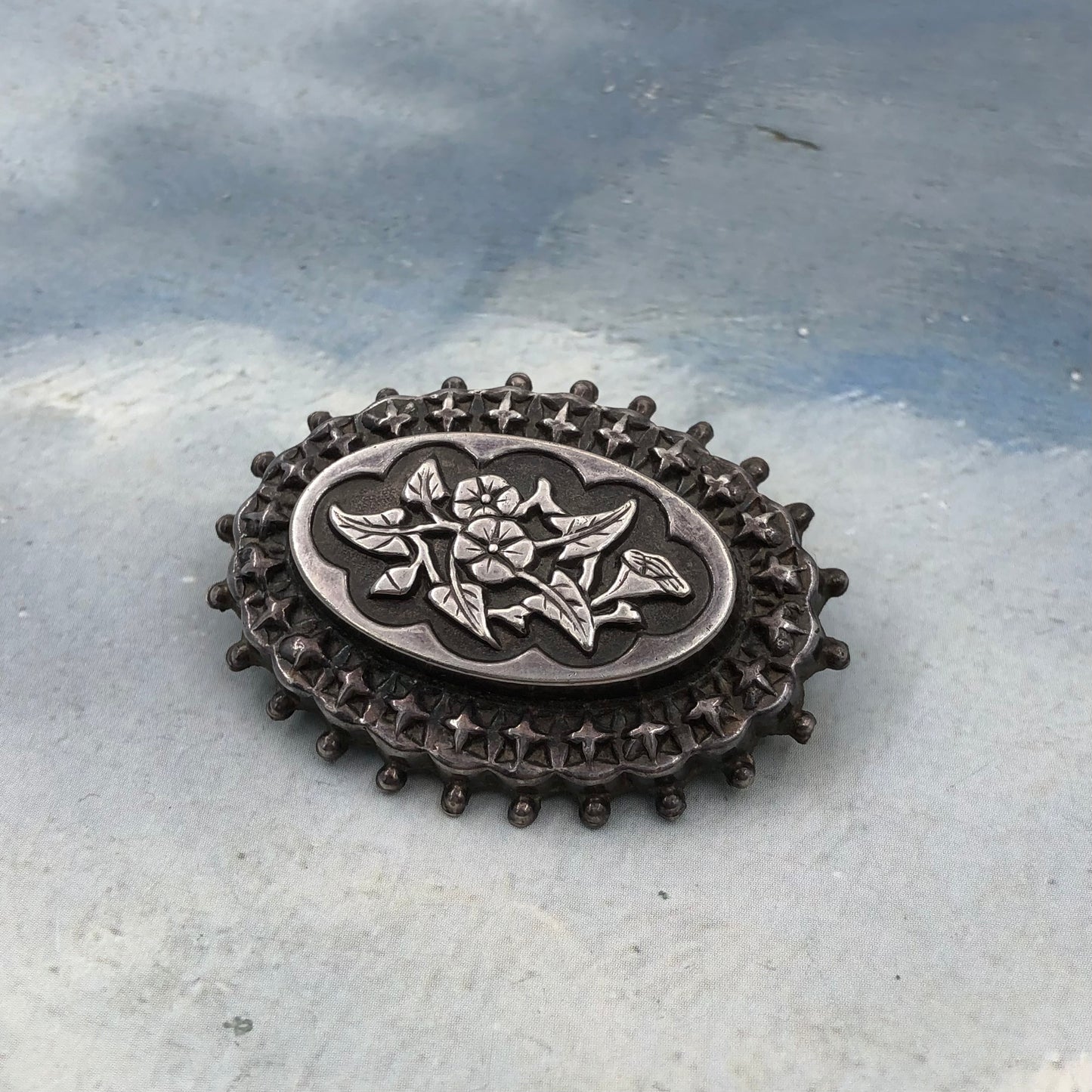 Vintage Çiçek Figürlü Oval Gümüş Broş