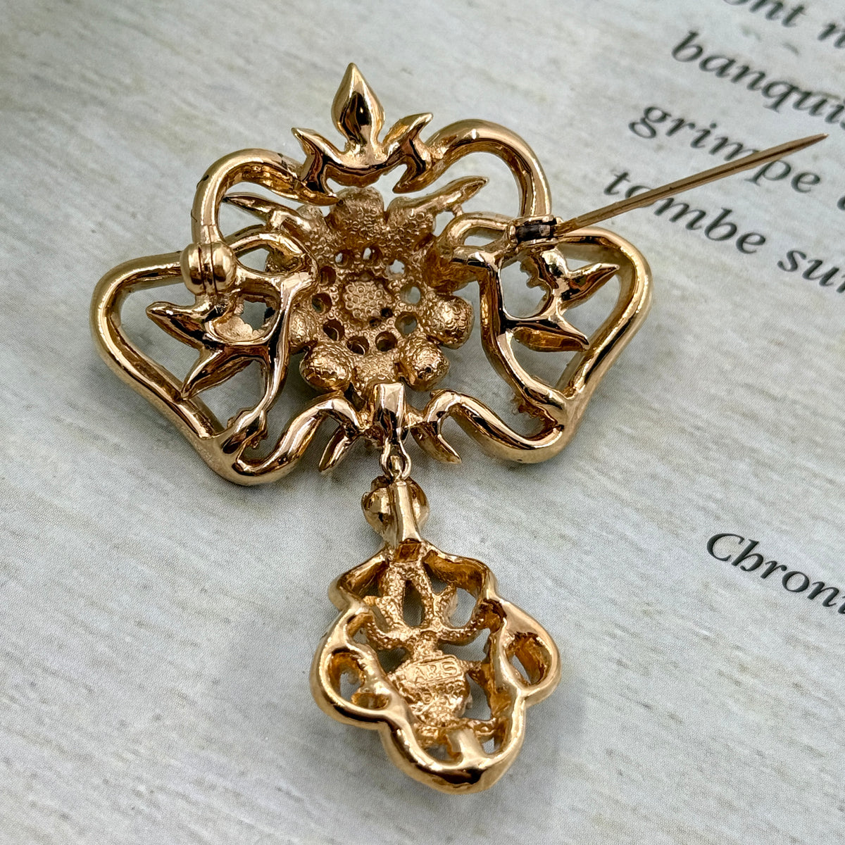 Attwood and Sawyer İmzalı Crown Jewel Broş