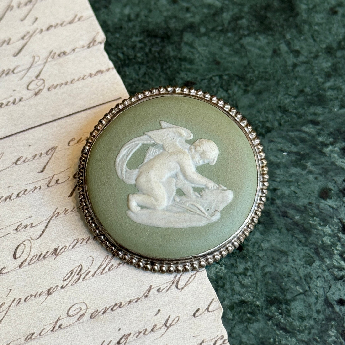 Wedgwood İmzalı Yeşil Broş