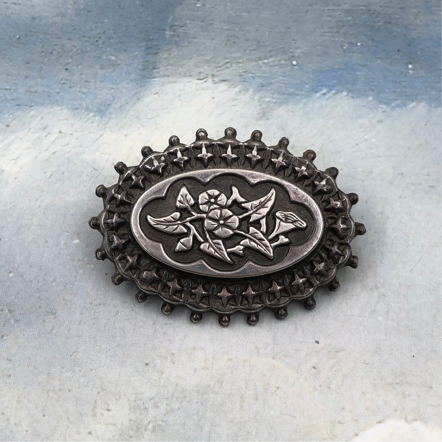 Vintage Çiçek Figürlü Oval Gümüş Broş