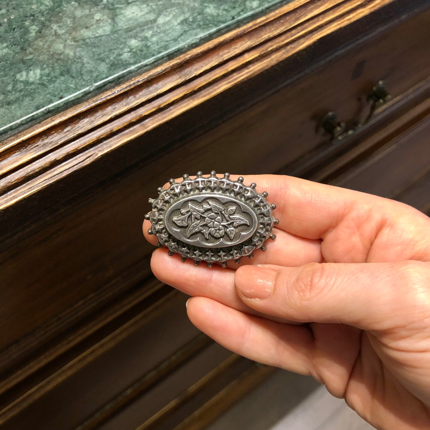 Vintage Çiçek Figürlü Oval Gümüş Broş