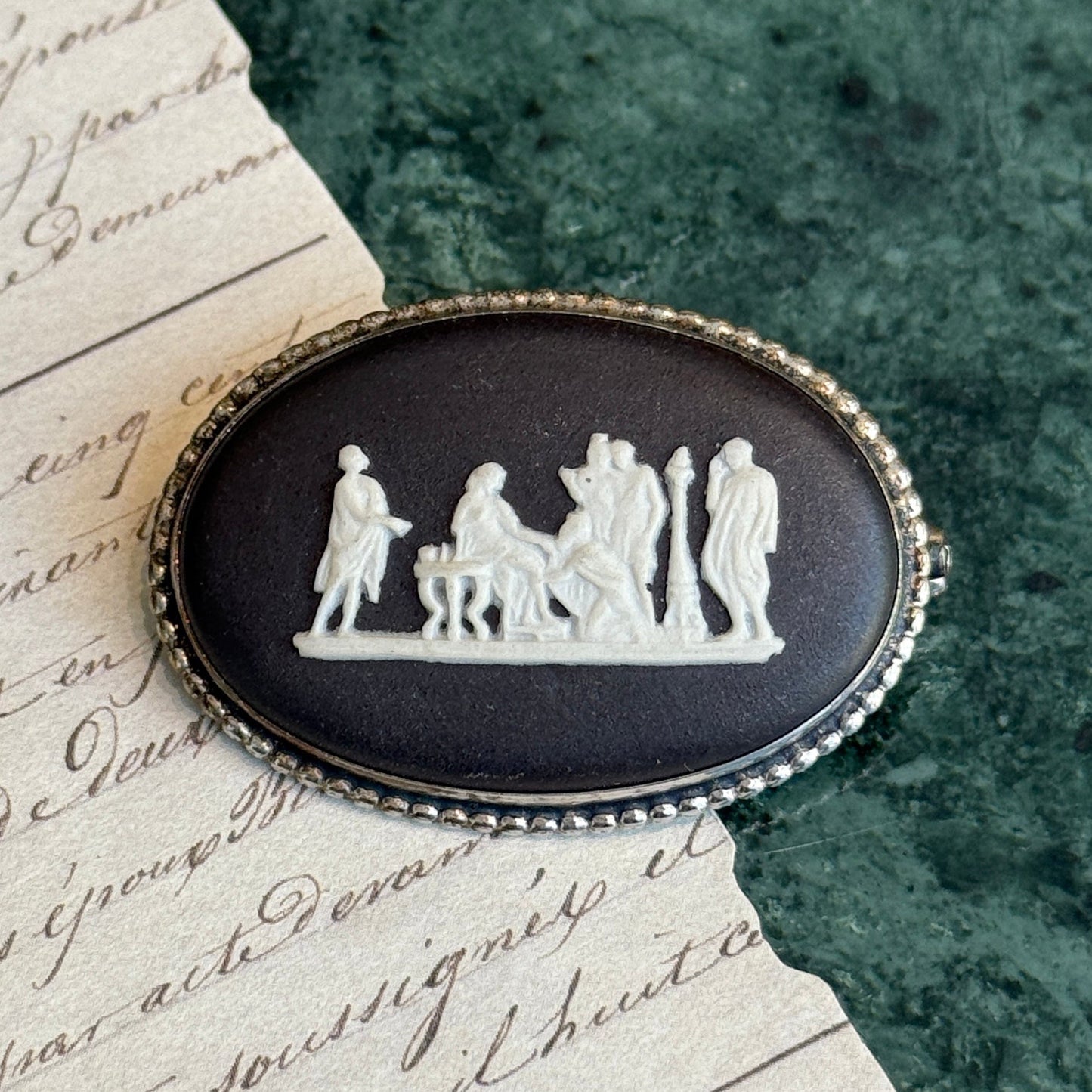 Wedgwood İmzalı Broş