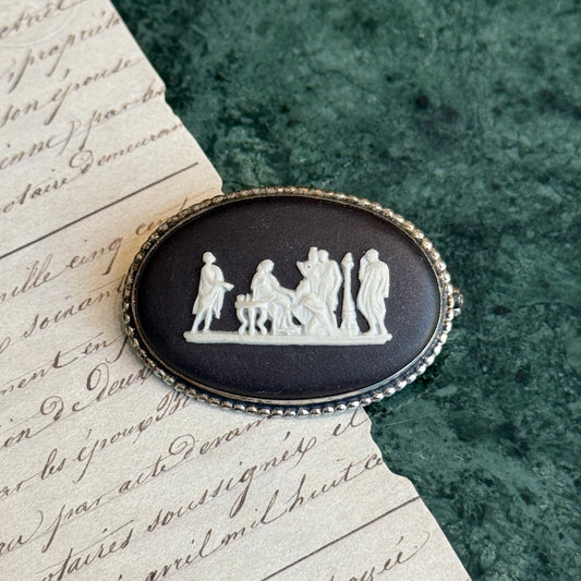 Wedgwood İmzalı Broş