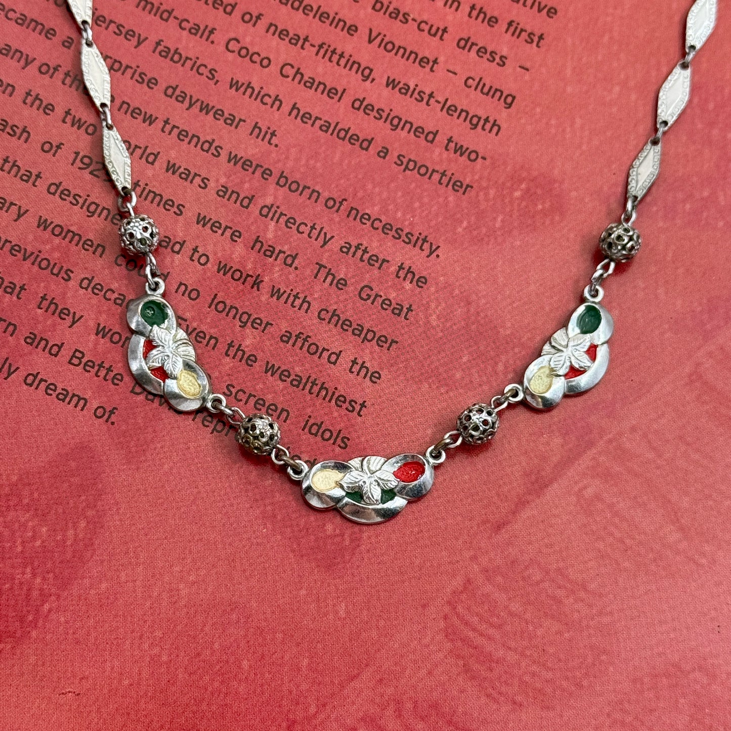 Vintage Mineli İşlemeli Floral Kolye