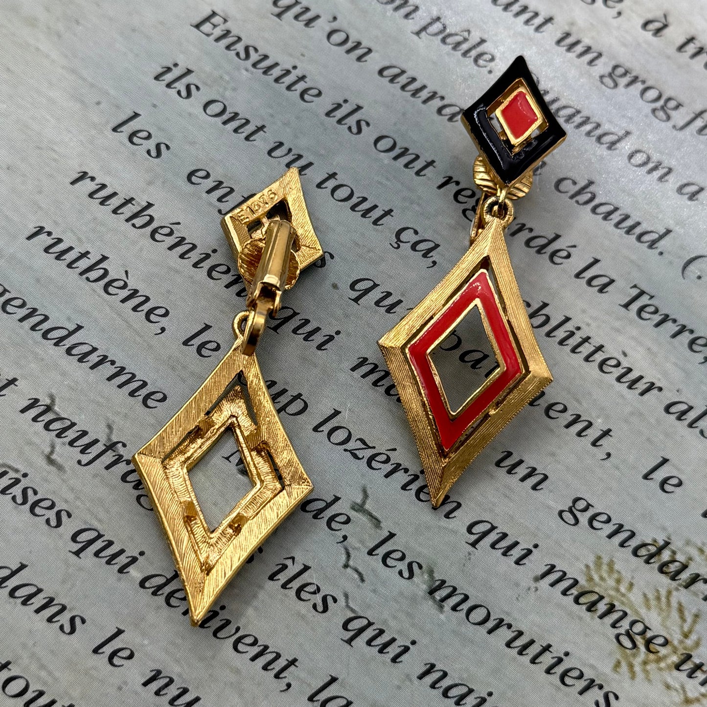 Sphinx İmzalı Vintage Mineli Küpe