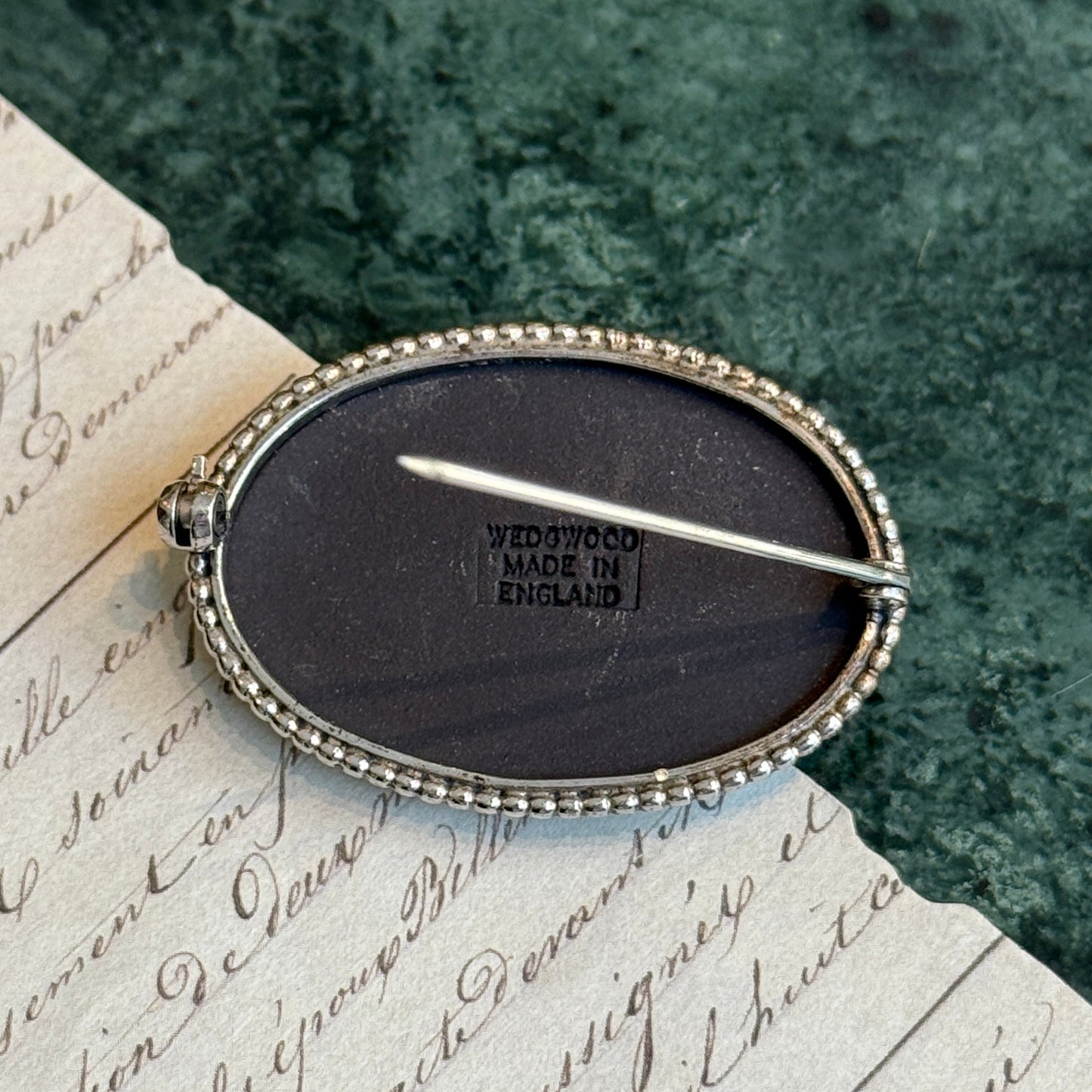 Wedgwood İmzalı Broş