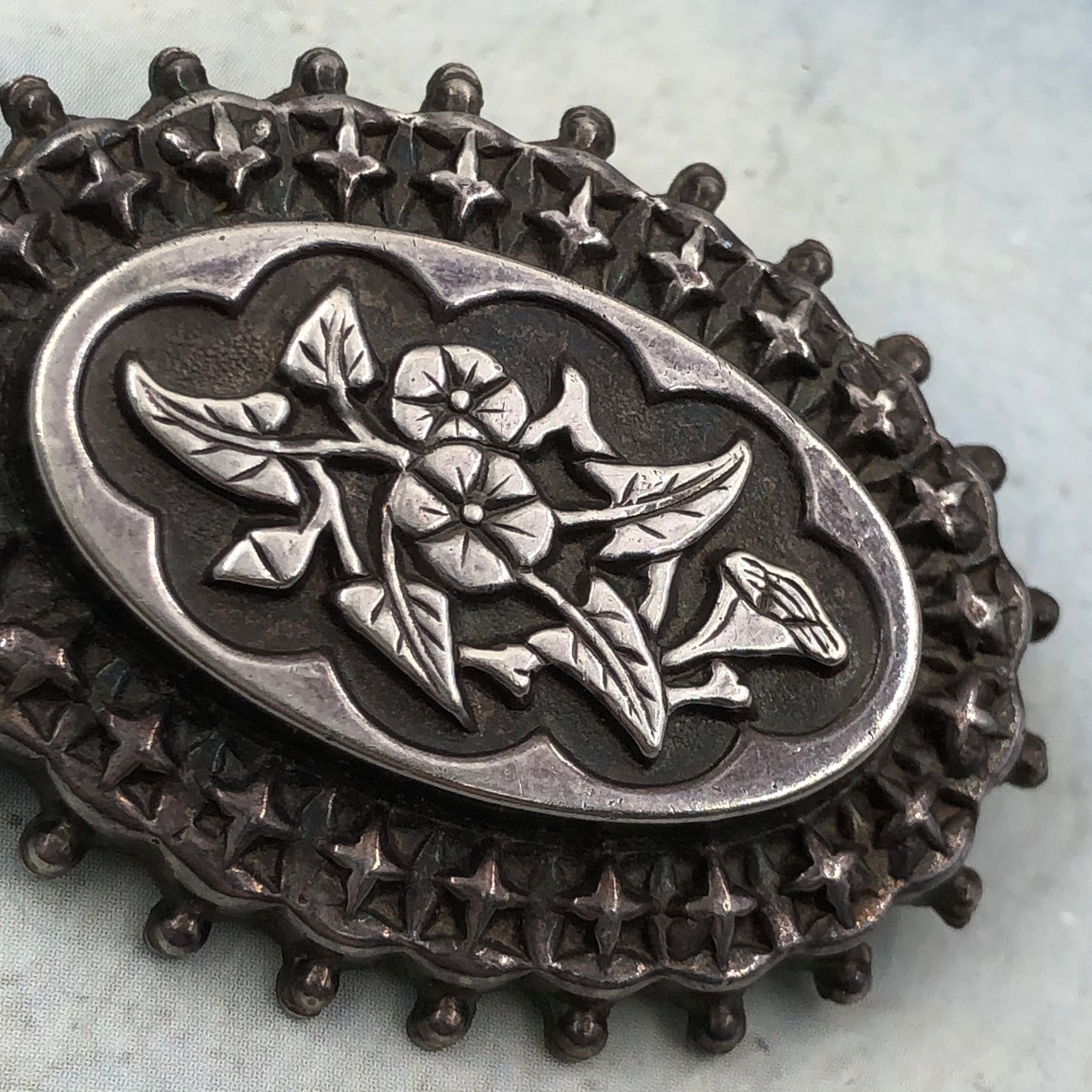 Vintage Çiçek Figürlü Oval Gümüş Broş