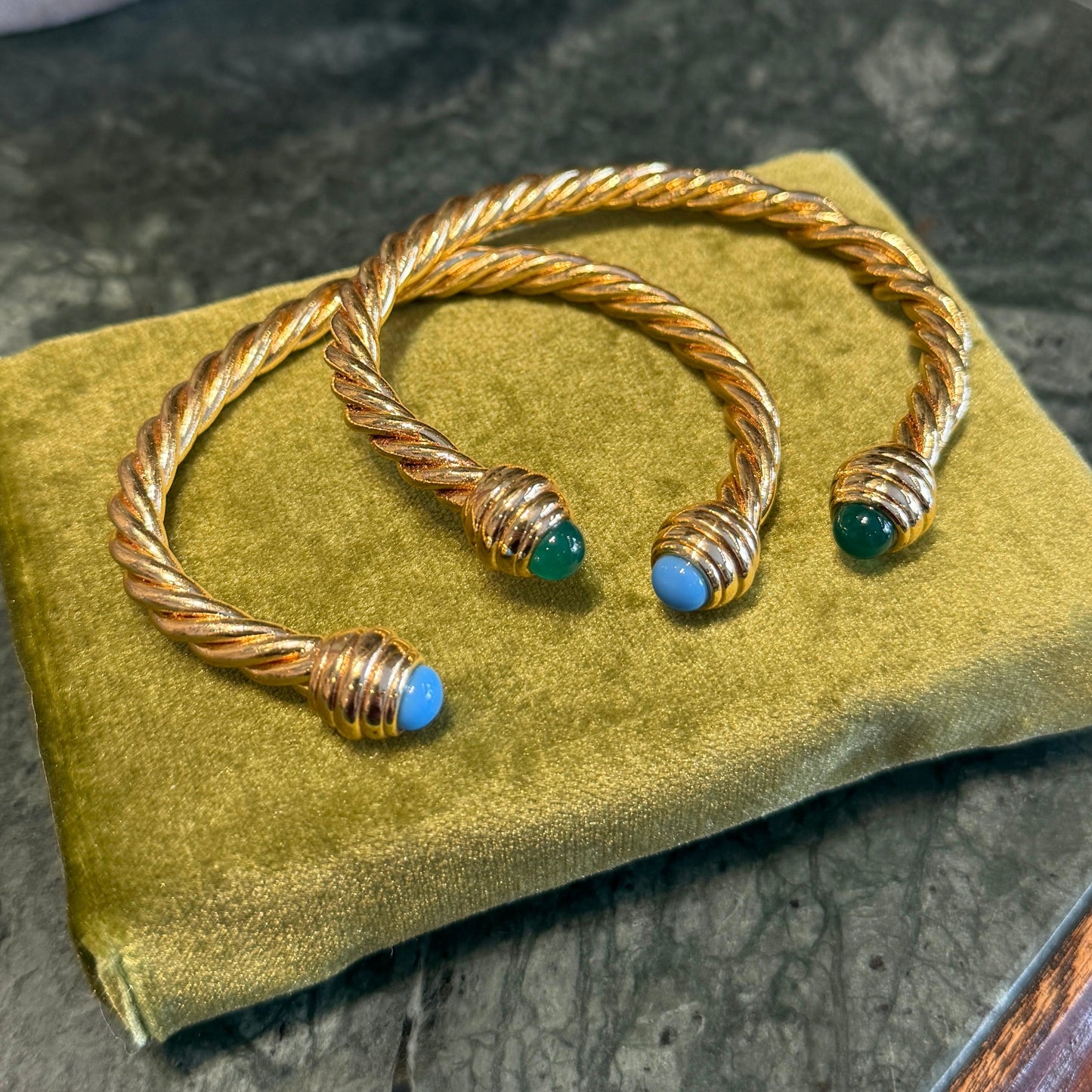 Cabochon Taşlı Burgu Bilezik